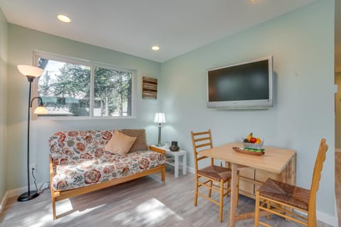 13 Mi to Dtwn Seattle! The Nest Apt with Balcony Apartment in Bellevue