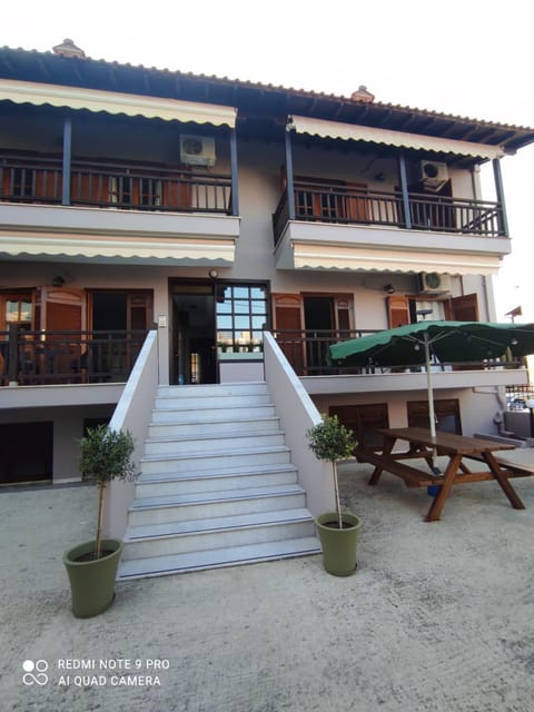 Property building, Patio, Day, Balcony/Terrace