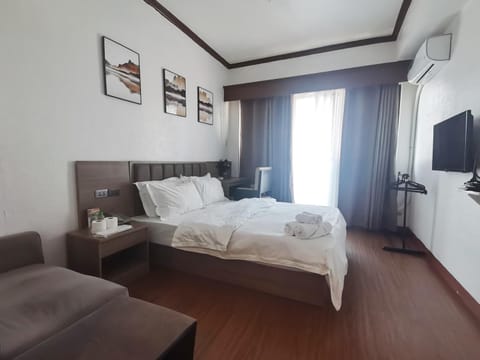 Bed, TV and multimedia, Photo of the whole room, Bedroom, towels