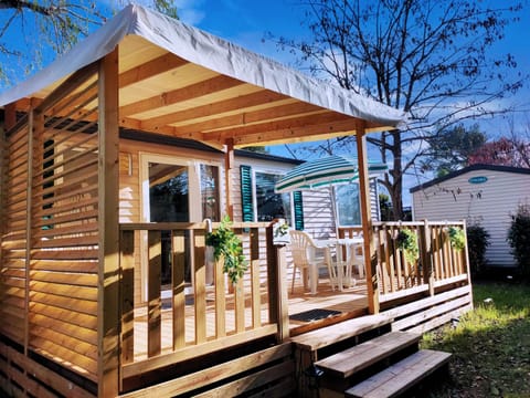 Property building, Patio, Balcony/Terrace