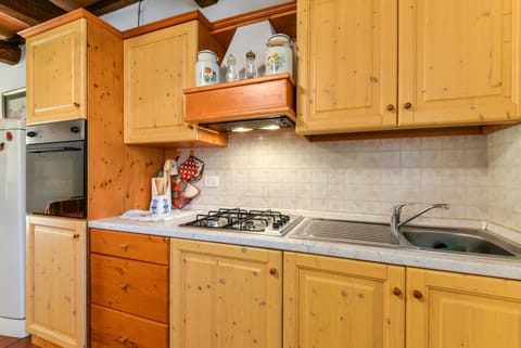 Kitchen or kitchenette, pet friendly, stove