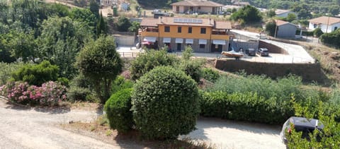 Property building, Natural landscape, Parking