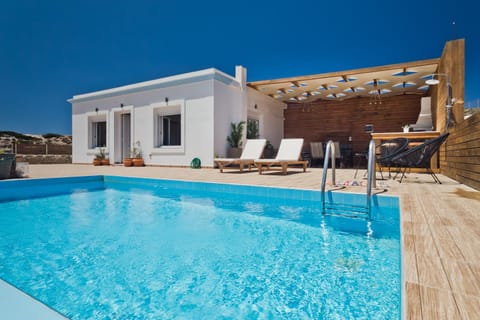 Shower, Property building, Patio, Day, BBQ facilities, Pool view, Swimming pool, sunbed