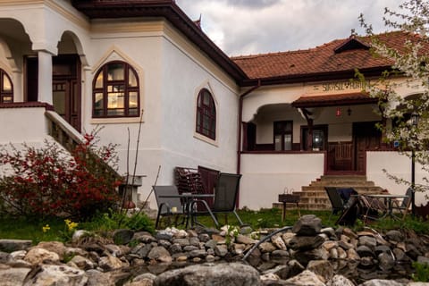 Restaurant/places to eat, Facade/entrance