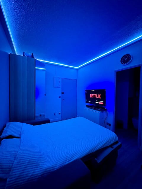Bed, TV and multimedia, Photo of the whole room, Bedroom, wardrobe