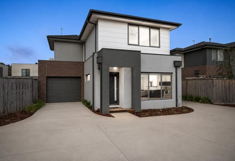 Property building, Facade/entrance, Garden, Parking