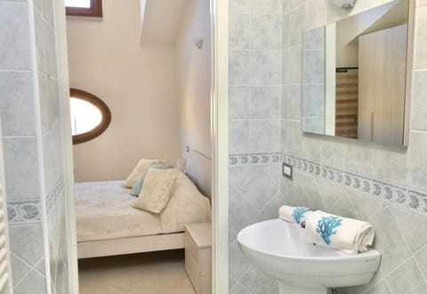 Shower, Toilet, Bathroom, Bedroom, bidet