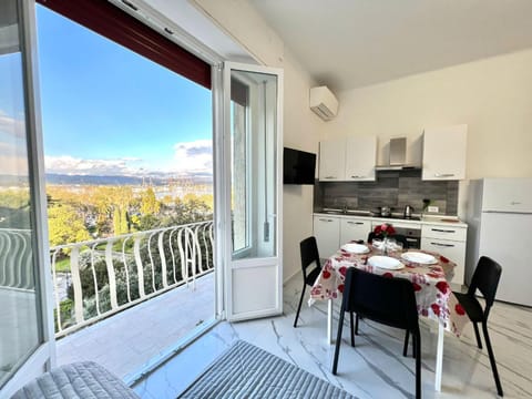 View (from property/room), Balcony/Terrace, Kitchen or kitchenette, Photo of the whole room, Dining area, Garden view, Sea view, kitchen