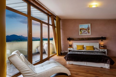 Bedroom, Mountain view