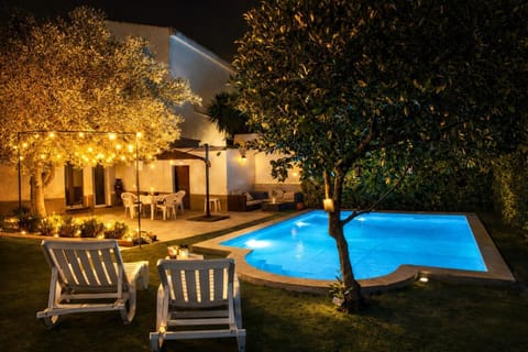 Property building, Patio, Garden, Garden, Pool view, Swimming pool, sunbed