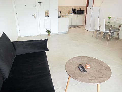 Coffee/tea facilities, Kitchen or kitchenette, Living room, Seating area, Dining area, minibar, stove