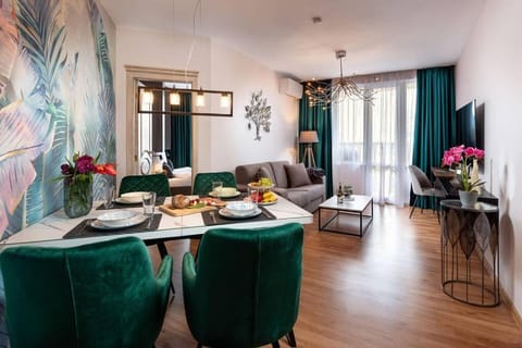 TV and multimedia, Living room, Food and drinks, Seating area, Dining area, Food