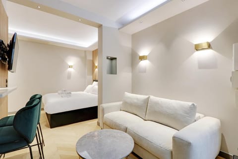 Bed, TV and multimedia, Living room, Photo of the whole room, Seating area, Bedroom