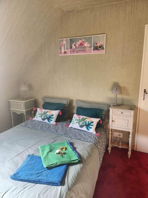 Bed, Bedroom, towels