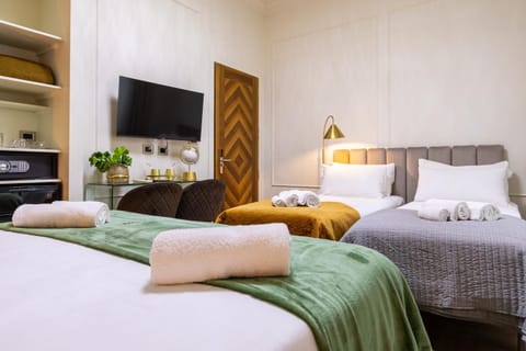 Bed, TV and multimedia, Photo of the whole room, Bedroom, towels