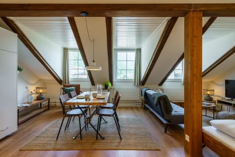 TV and multimedia, Living room, Seating area, Dining area