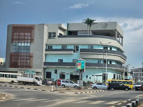 Property building, Restaurant/places to eat, Neighbourhood, Balcony/Terrace, Street view, Area and facilities, Breakfast, Breakfast