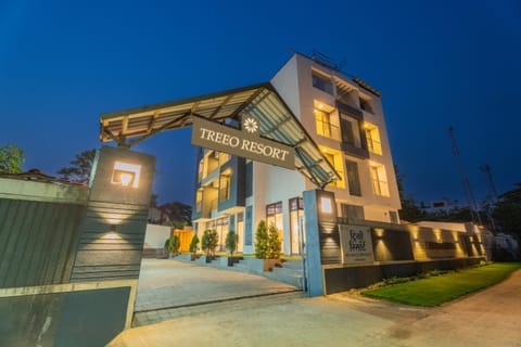 Property building, Facade/entrance, Night