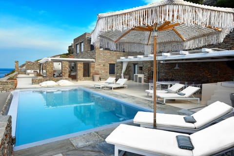 Property building, Patio, Day, Pool view, Swimming pool, sunbed