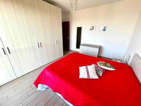 Photo of the whole room, Bedroom, wardrobe