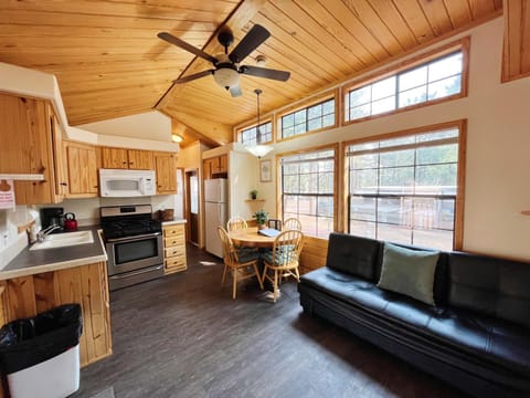 Sally's Cabin is a quaint two bedroom tiny home Cabin in Woodland Park