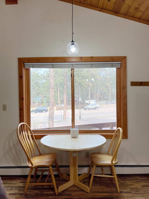 Ponderosa B Cabin Suite Cabin in Woodland Park