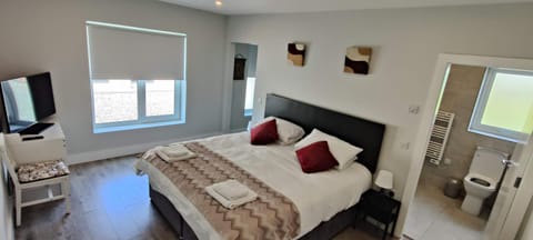 Bed, TV and multimedia, Photo of the whole room, Bedroom, towels