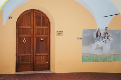 Facade/entrance