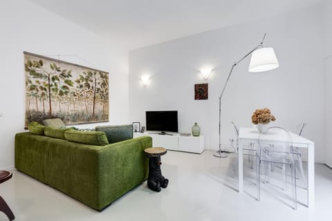 Communal lounge/ TV room, TV and multimedia, Living room, Seating area, Evening entertainment