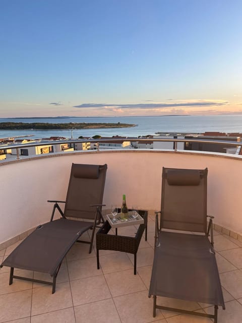 View (from property/room), Balcony/Terrace, Sea view, sunbed