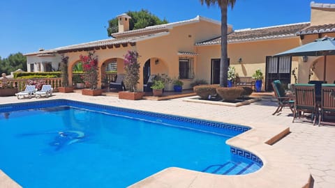 Property building, Patio, Day, Balcony/Terrace, Pool view, Swimming pool, sunbed