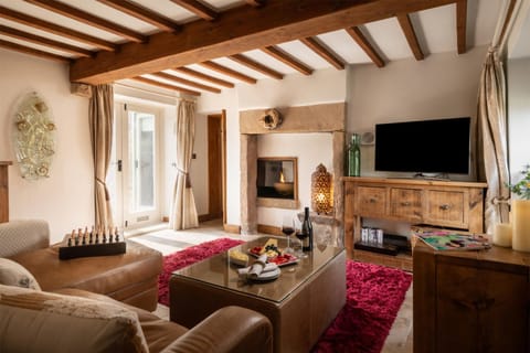 TV and multimedia, Living room, Seating area, fireplace