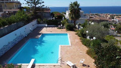 Pool view, Swimming pool, sunbed