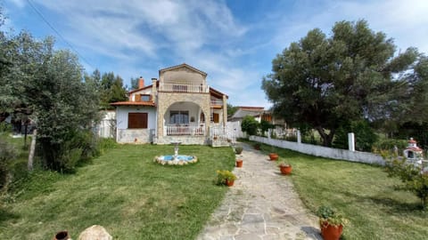 Property building, Facade/entrance, Garden, Garden, Hiking, Cycling, Garden view, Location