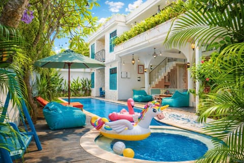 Property building, Patio, Garden, Pool view, Swimming pool, sunbed