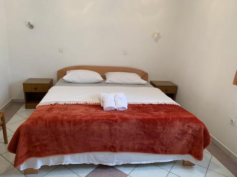 Bed, Bedroom, towels