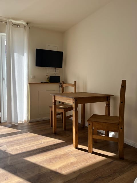 TV and multimedia, Living room, Seating area, Dining area, Evening entertainment