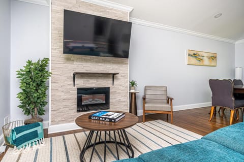 TV and multimedia, Living room, Seating area, flat iron