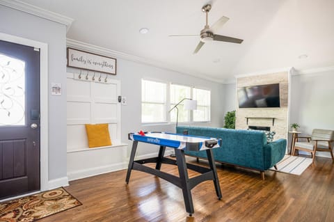 TV and multimedia, Living room, Seating area, Dining area, Evening entertainment, fireplace