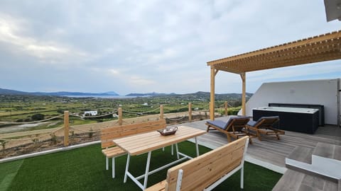 View (from property/room), Balcony/Terrace, Seating area, Mountain view, sunbed