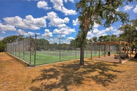 Lake Travis Oasis next to Pool, Marina, Boat ramp Apartment in Point Venture