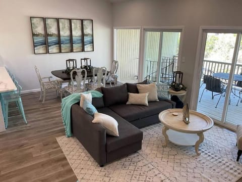 Lake Travis Oasis next to Pool, Marina, Boat ramp Apartment in Point Venture