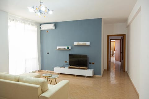 TV and multimedia, Living room, Seating area, Evening entertainment, air conditioner