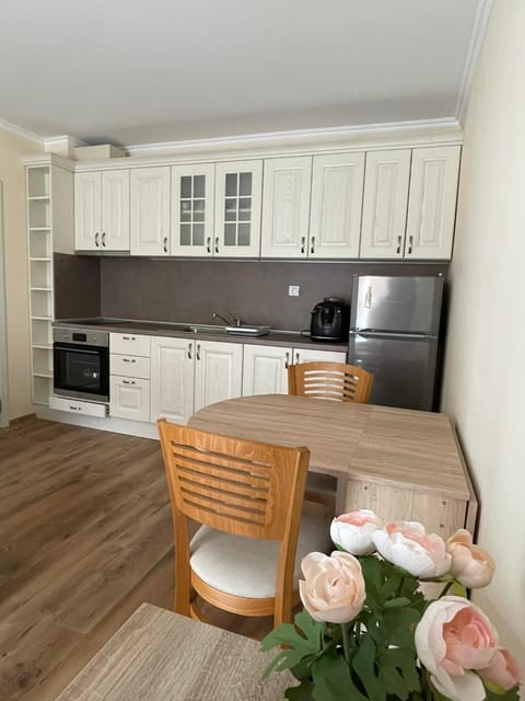 Kitchen or kitchenette, Dining area, oven, pet friendly, stove, washing machine