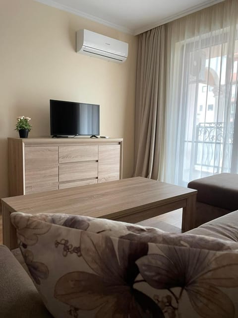 TV and multimedia, Living room, Seating area, air conditioner