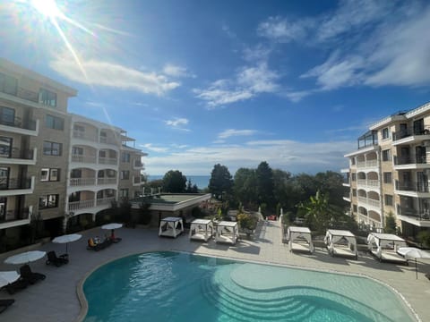Property building, Pool view, Swimming pool, Location, sunbed