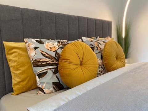 Bed, Living room, Photo of the whole room, Seating area, Bedroom