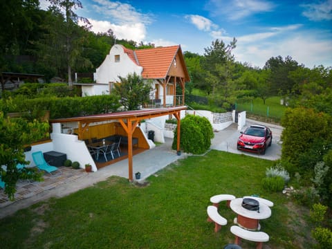 Property building, Garden, Parking