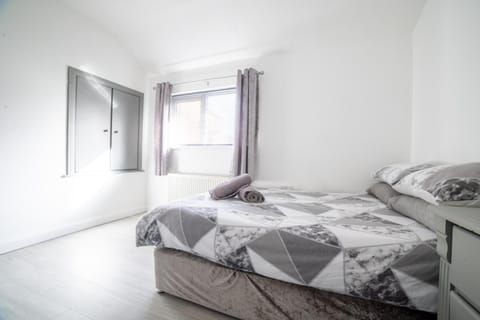 Cheerful 3-Bedroom home with free street Parking Apartment in Belfast