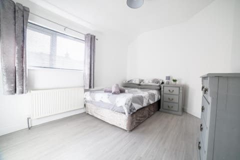 Cheerful 3-Bedroom home with free street Parking Apartment in Belfast
